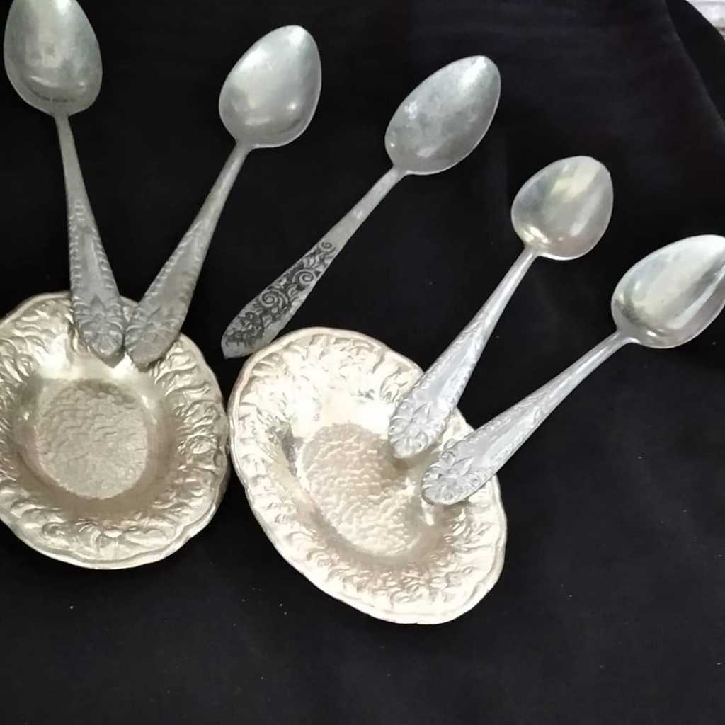 sepaket sendok teh dan tatakan