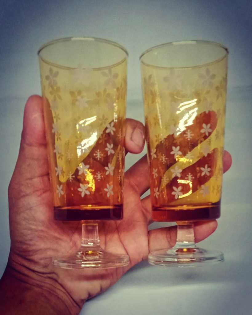 2 Gelas Kaki warna Amber