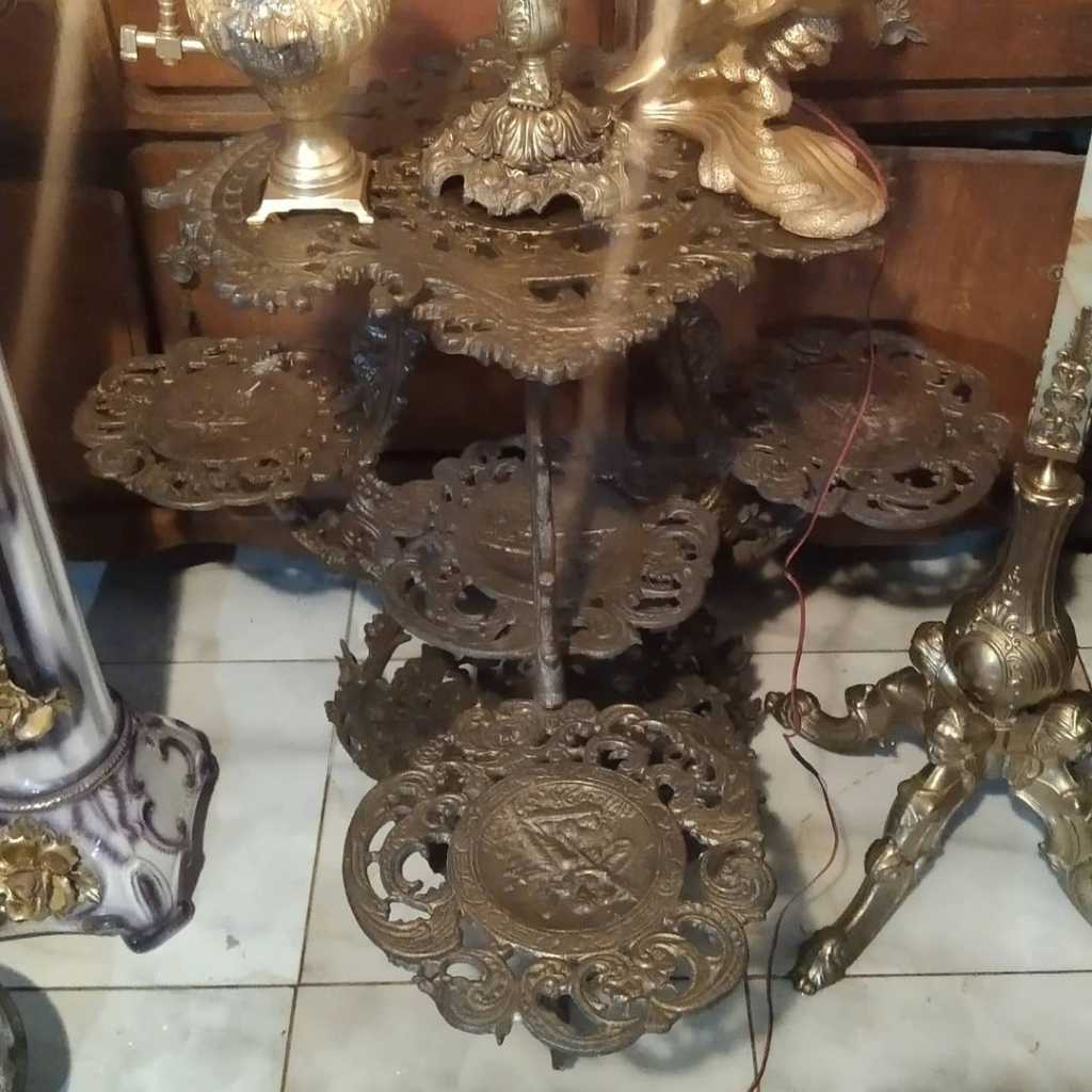 Meja Eropa bahan full besi cor Cabang 3