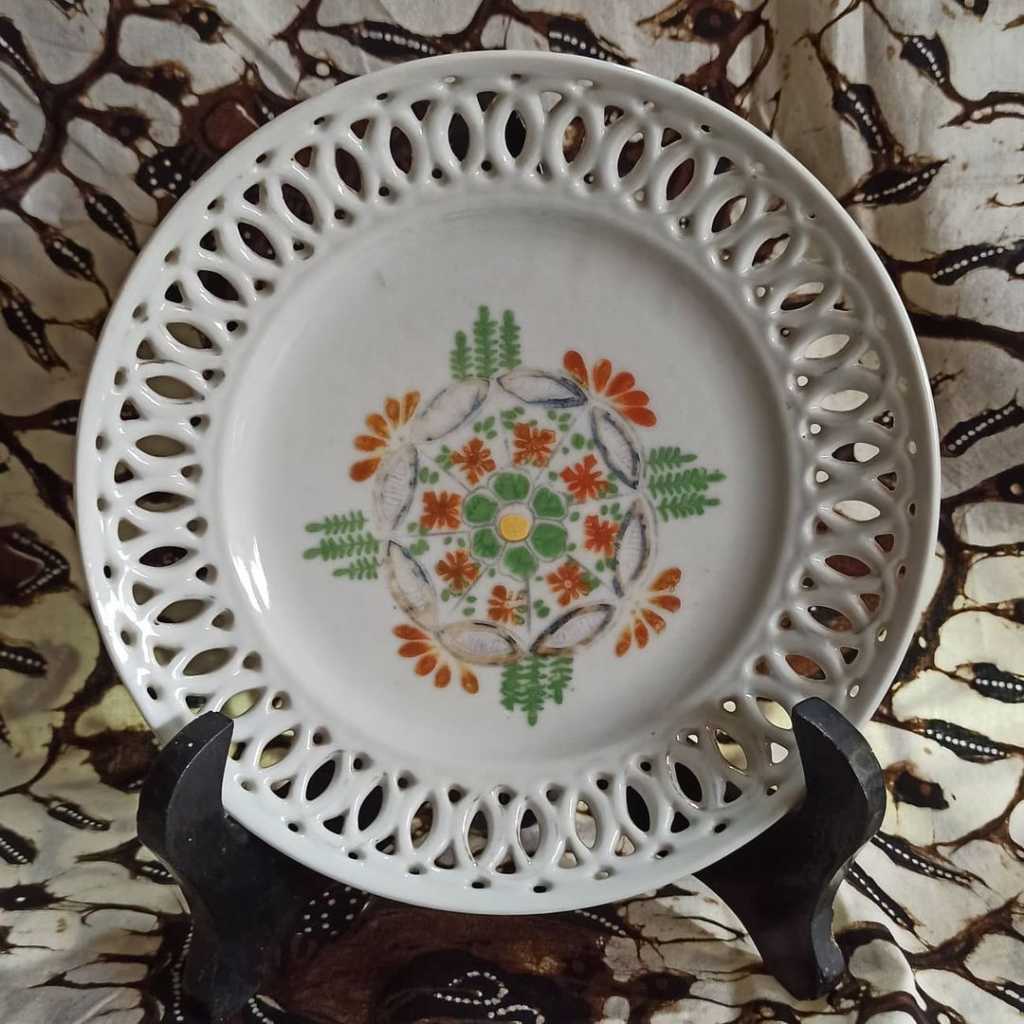 Piring Keramik Kerawang Vintage