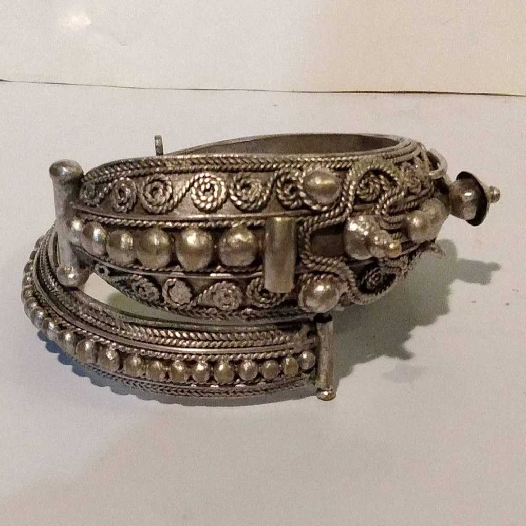 Gelang unik Full motif ukiran sangat halus dan detail Bahan Kuningan lapis perak..