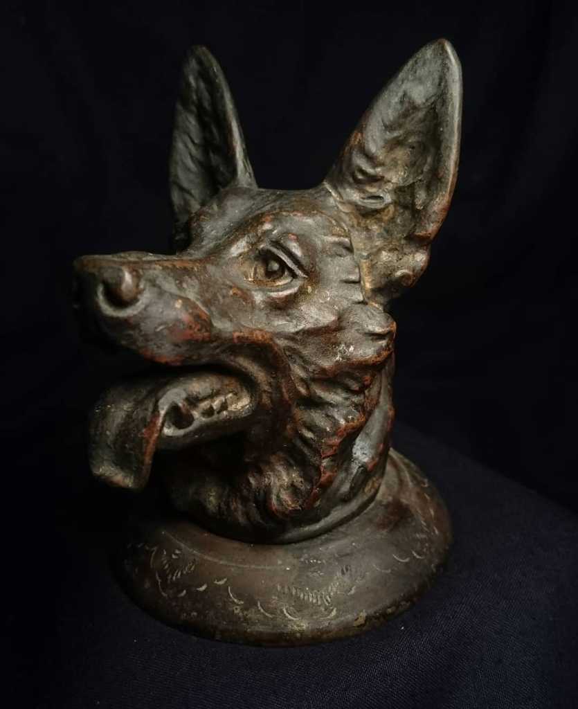 Bronze sclupture dog..