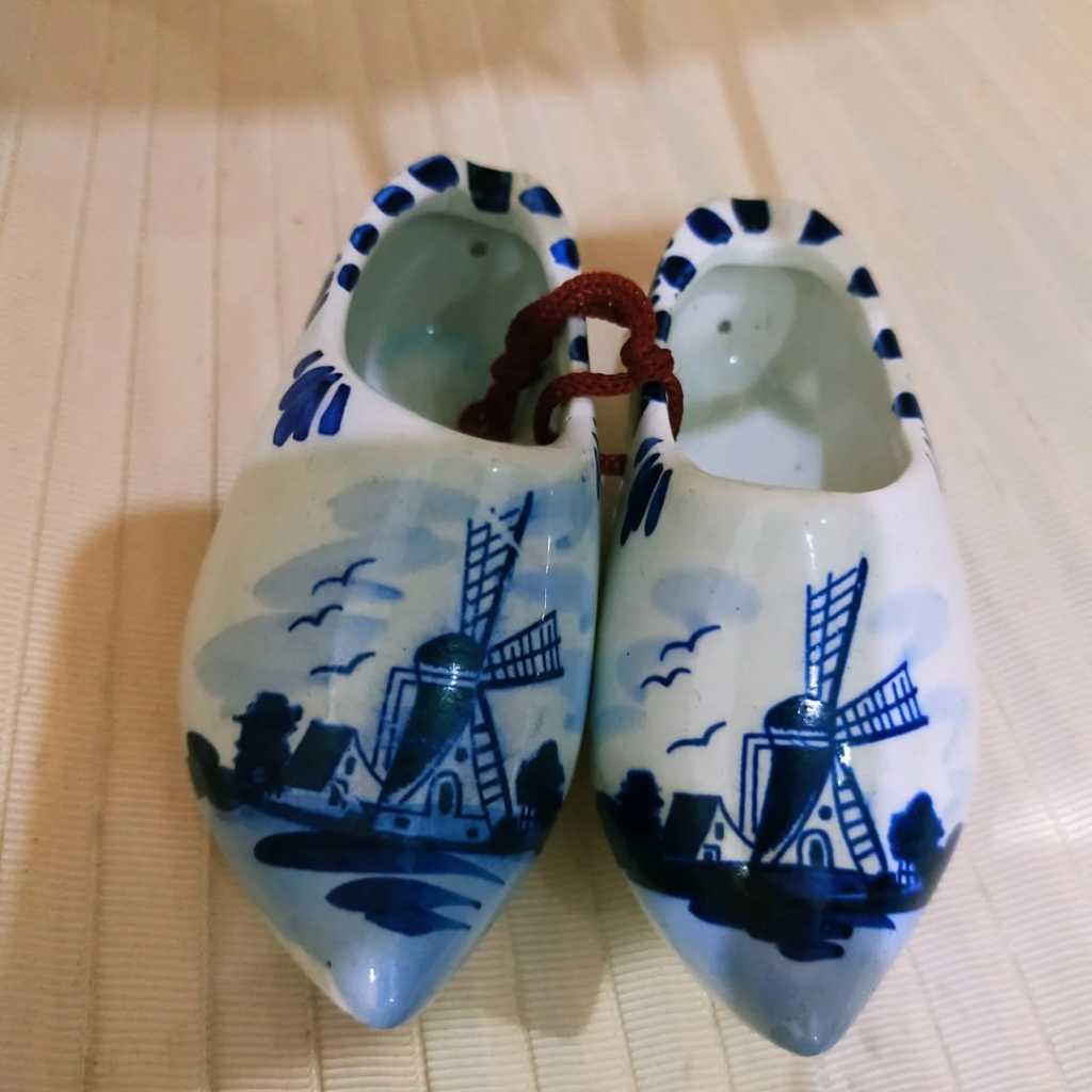 KLOMPEN DELFT HOLLAND SOUVENIR
