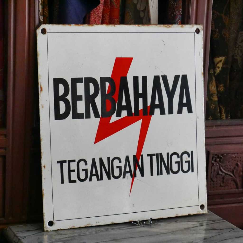 Enamel Tegangan Tinggi.