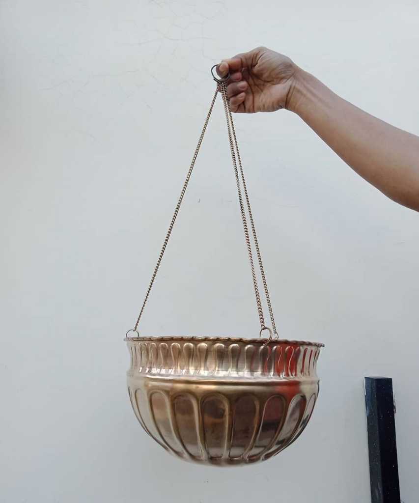 Pot Gantung.motif eropa.Bahan kuning tebal.sudah selesai di salon.  D.26cm x T.15.5cm