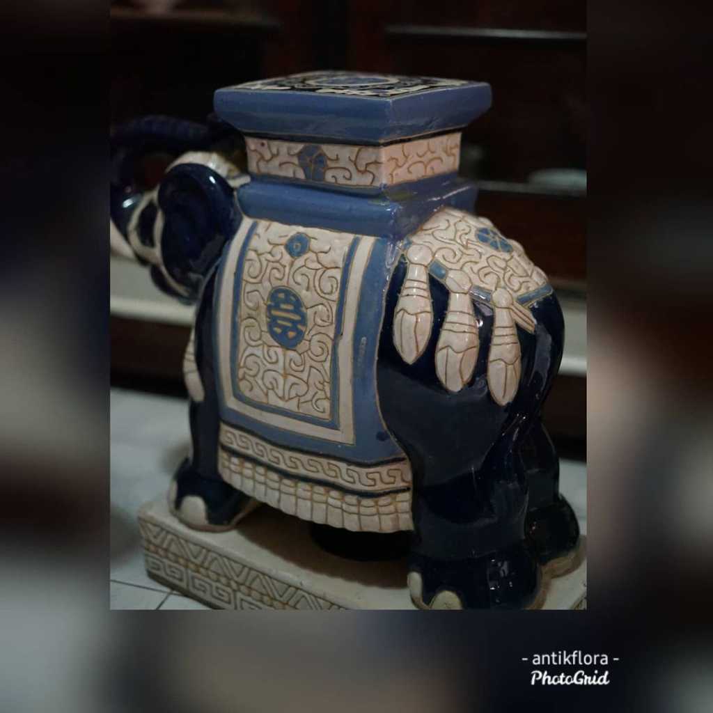 Patung Sepasang Gajah Keramik