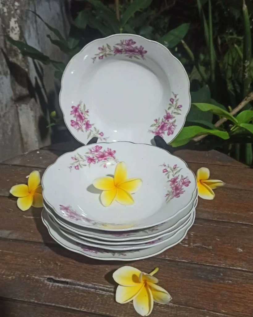 Piring Keramik Vintage