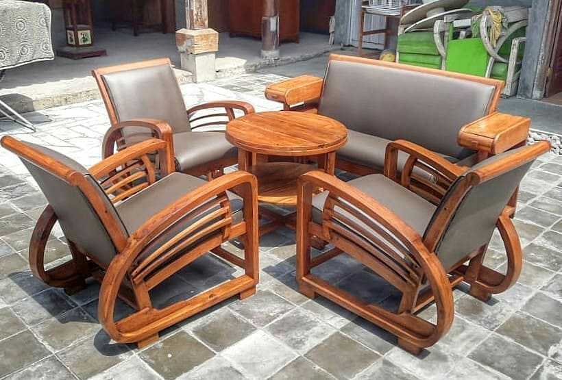 Kursi sedan jati dengan alas dan sandaran busa.