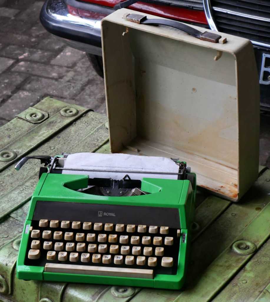Mesin Ketik Royal Antik