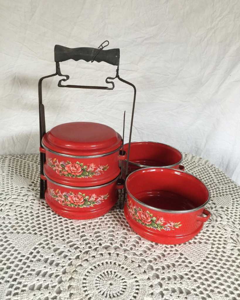 Rantang merah kembang kembang.