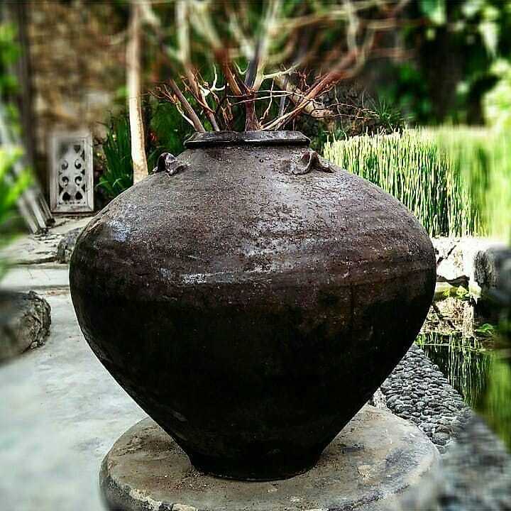 Guci Antik Porcelain