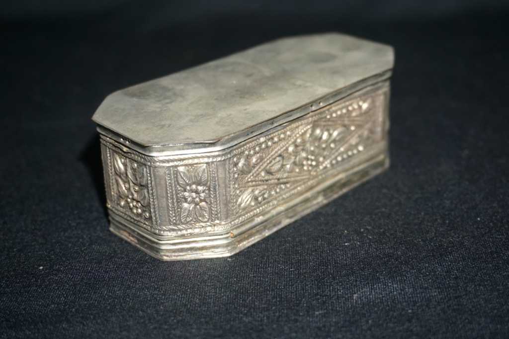 Tempat Perhiasan Alpaca Antik