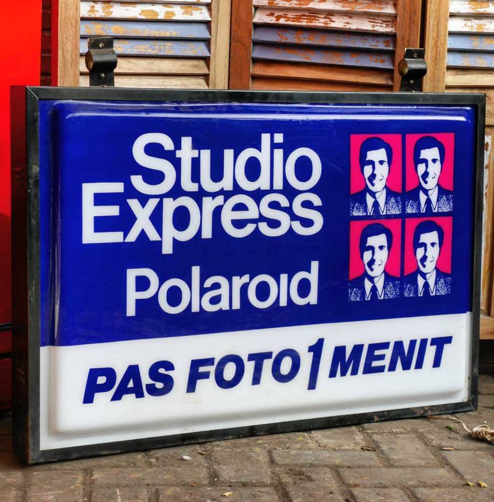 Neonbox Polaroid Pas Foto 1 Menit