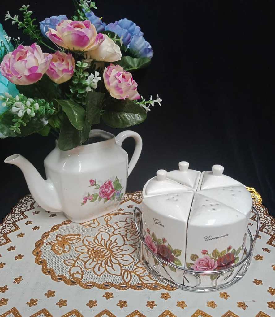 Tempat bumbu Bahan kramik.kondisi terawat.D.15cm x T.11cm