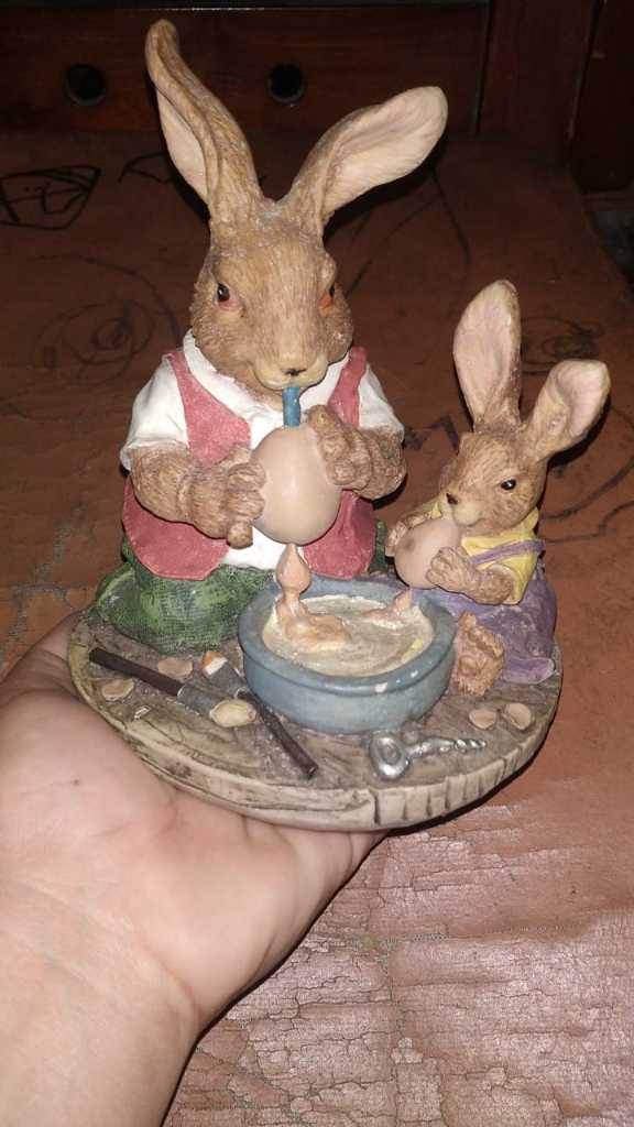 Patung porselin kelinci main balon