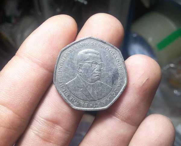 A 2184 Koin Kuno Asing 10 rupees Mauritius Tahun 2000 Bekas Pakai Kondisi Sesuai Gambar