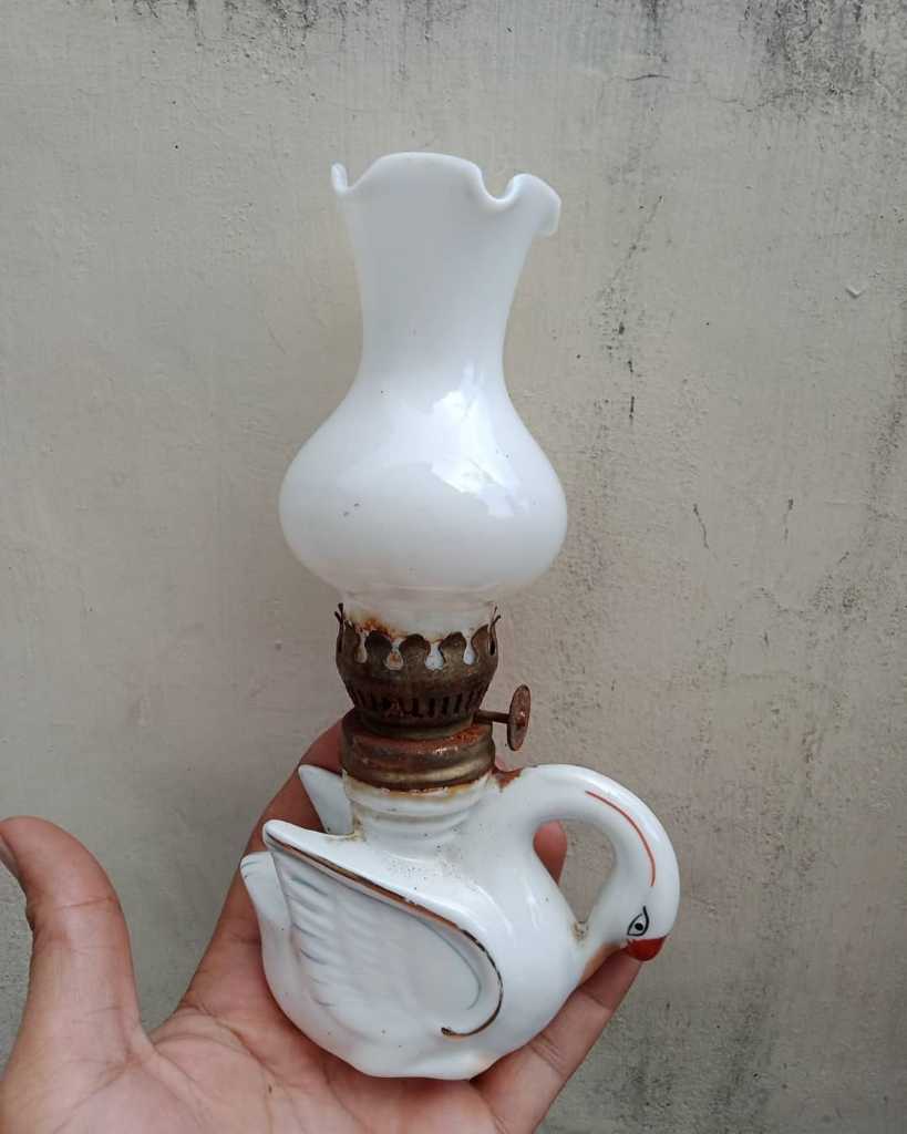 Lampu teplok motif angsa