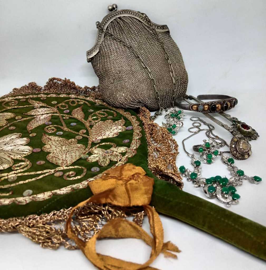 Kipas peranakan 2,5 ukuran 20x50 cm 1,5 jt, jewelery silver set batu green calsedon 1,5 jt, tusuk konde silver 2,5 jt, gelang silver kombinasi gold 850,tas perak peranakan 3,5 jt