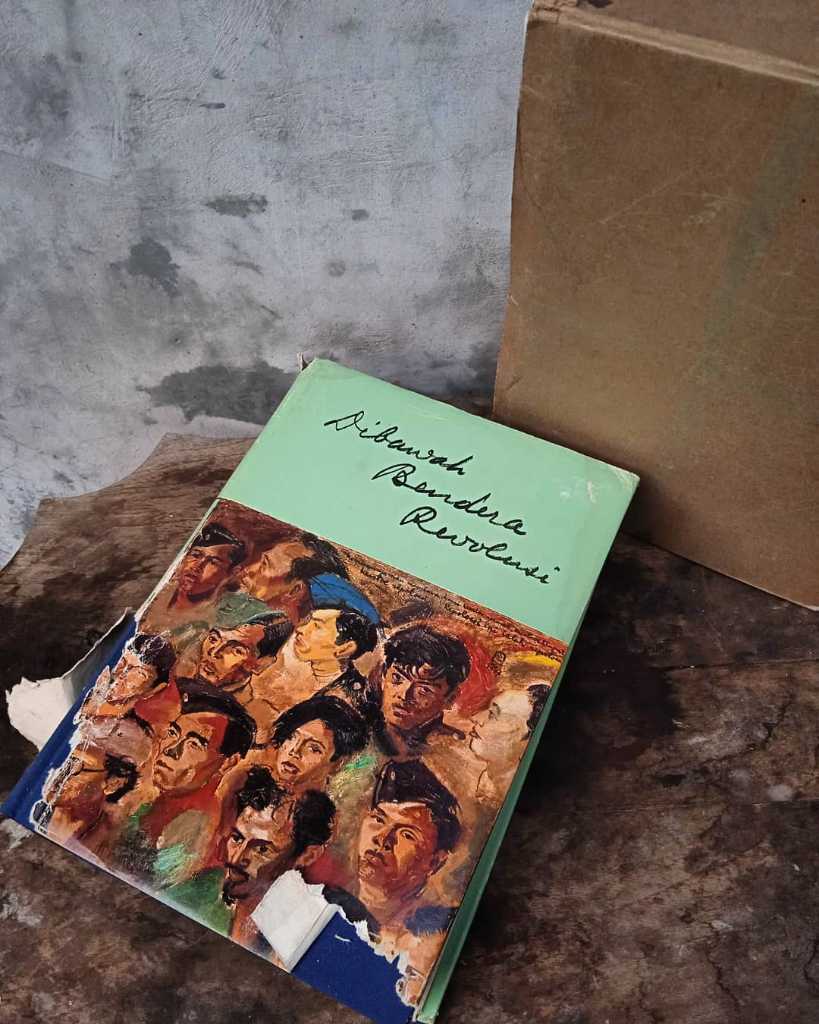 Buku DIBAWAH BENDERA REVOLUSI. Asli original,