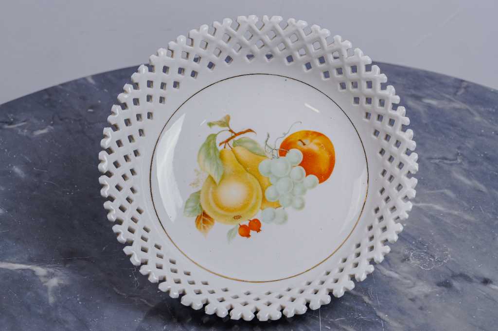 Piring Vintage Karawang Motif Buah Bahan Keramik