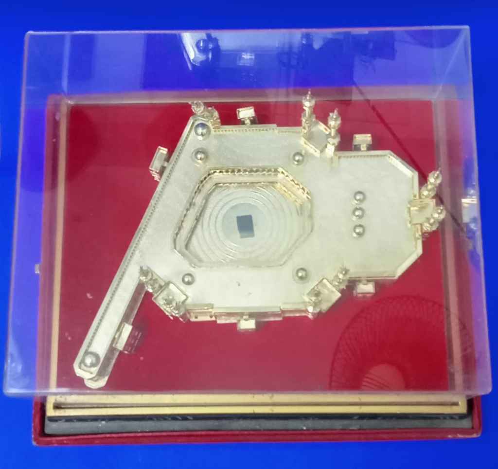 Miniatur Ka'bah Bahan Tembaga Dan Perak