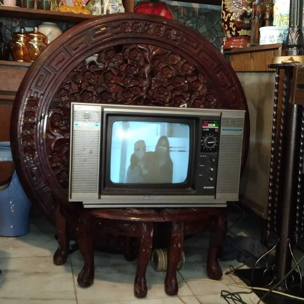 TV hitam putih jadul Ukuran 14 inch Kondisi mulus normal berfungsi Merk national