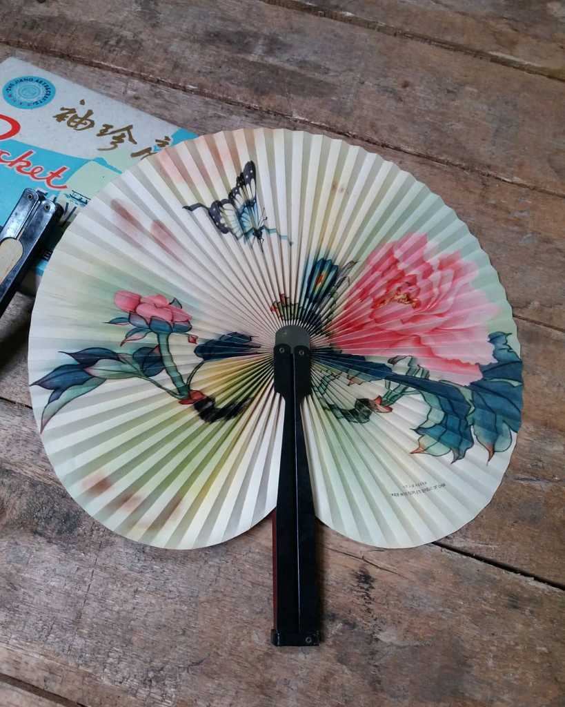 Hand fan Kertas