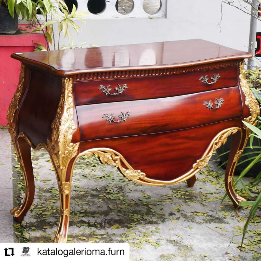 Lemari Konsul Gaya Eropa.