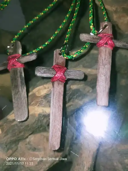 Kalung Salib Galih Kelor Serat Merah Sultan Agung