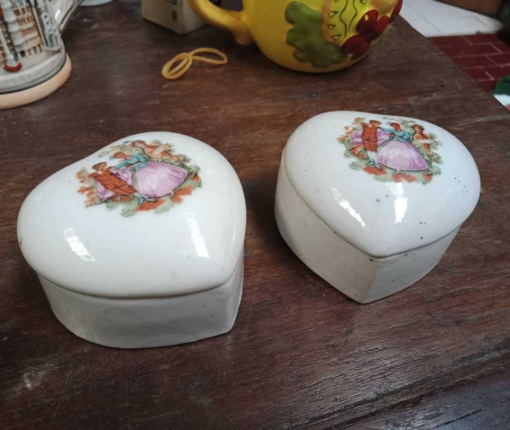 Kotak perhiasan Motif Dd.kondisi utuh.