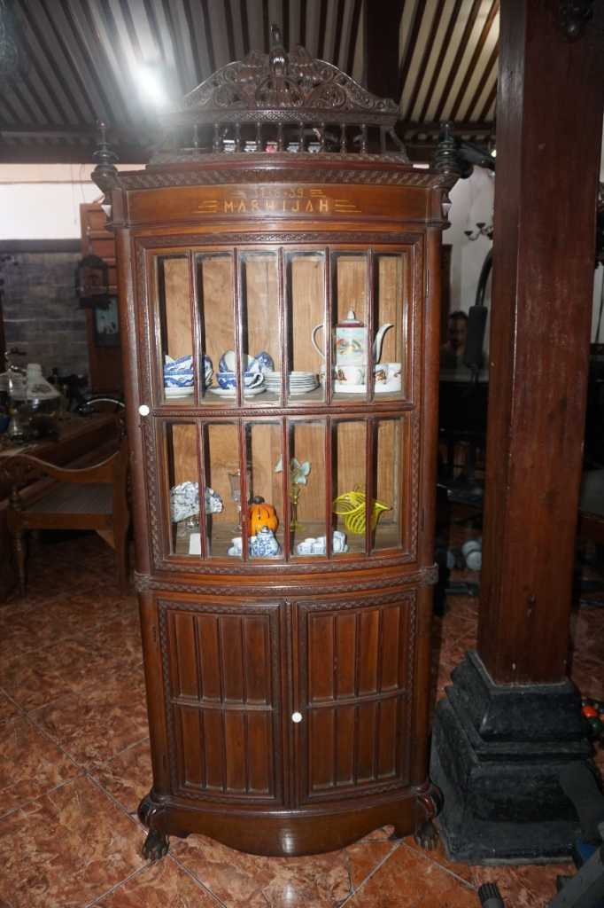 Sepasang Almari Prongkas Bosca