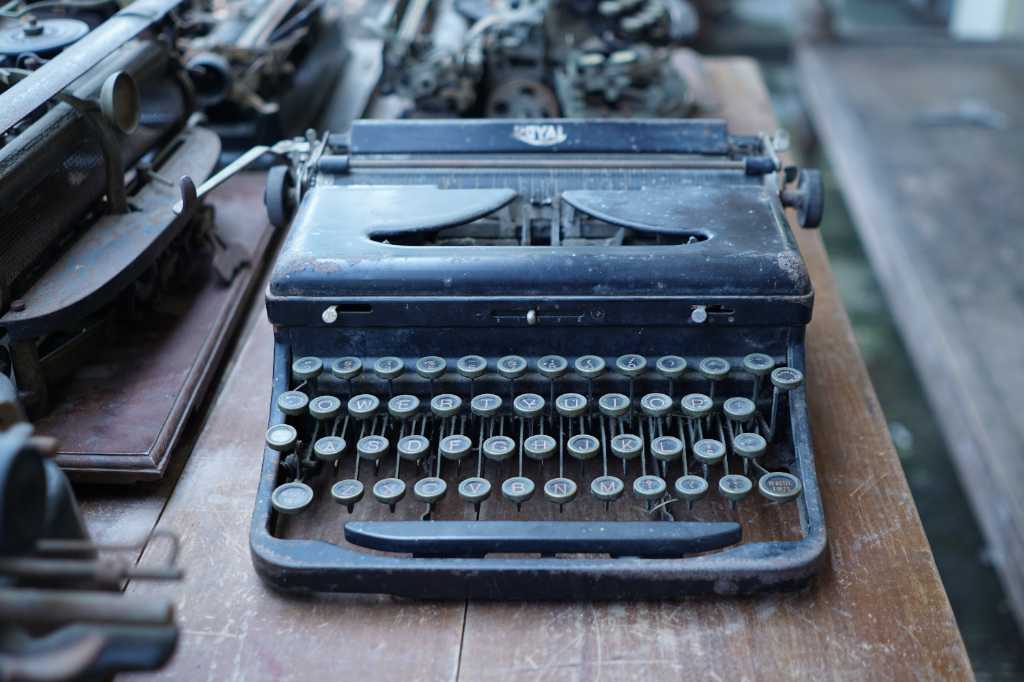Mesin Ketik Royal