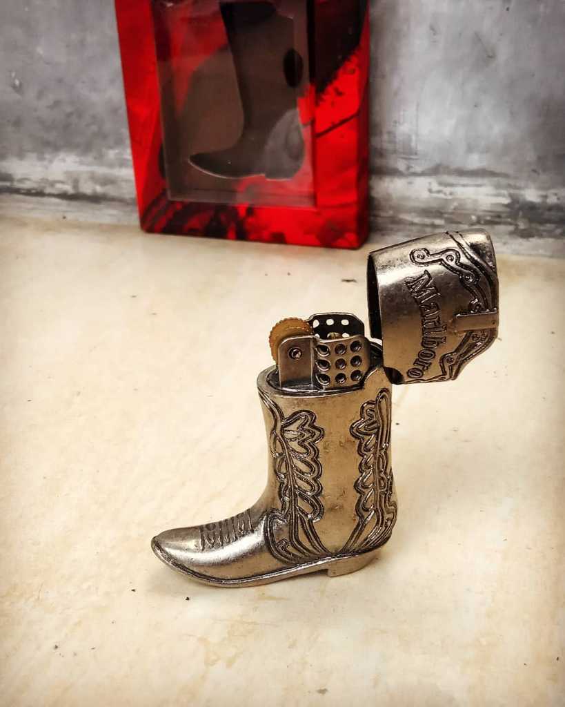 Api souvenir rokok "MARLBORO", bentuk sepatu koboy.
