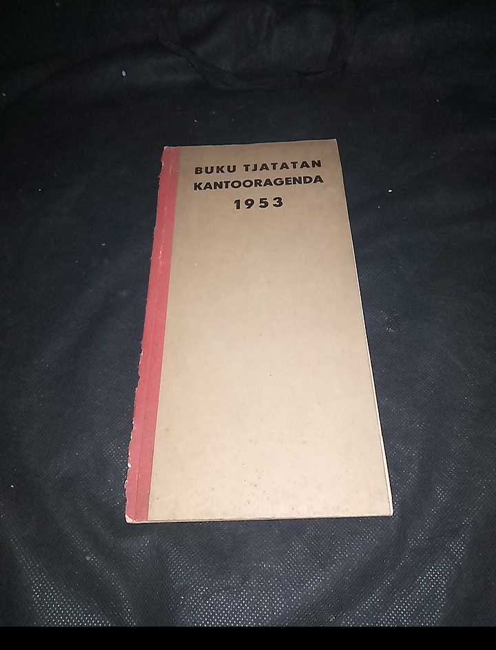 Buku TJATATAN KANTOOR AGENDA 1953 - Hard Cover Pinggir Kiri  GRIPPIS faktor Usia - Ukuran BUKU  28,7 cm x 14 cm