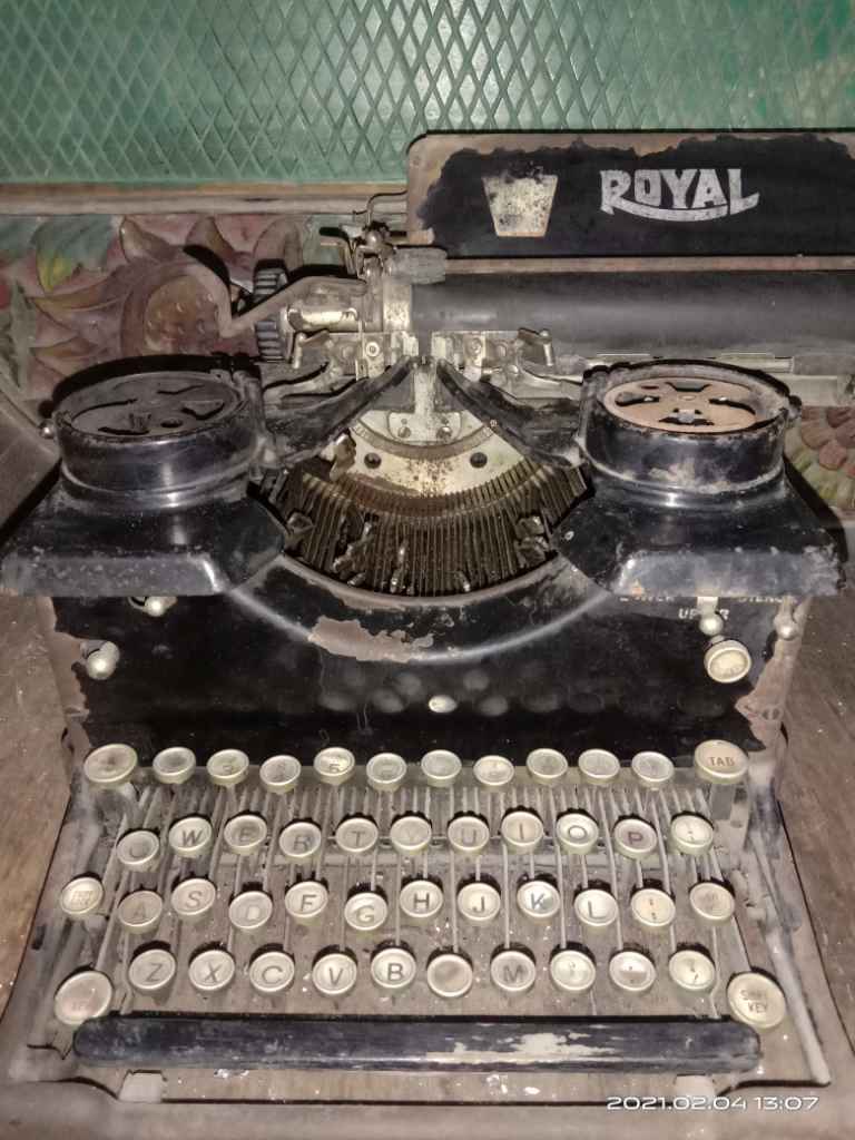 Mesin Ketik Royal Antik