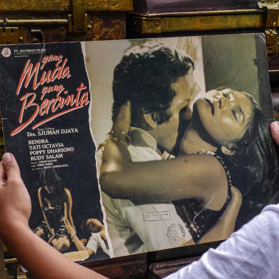 Poster Film Bioskop Jadul Yang Muda Yang Bercinta
