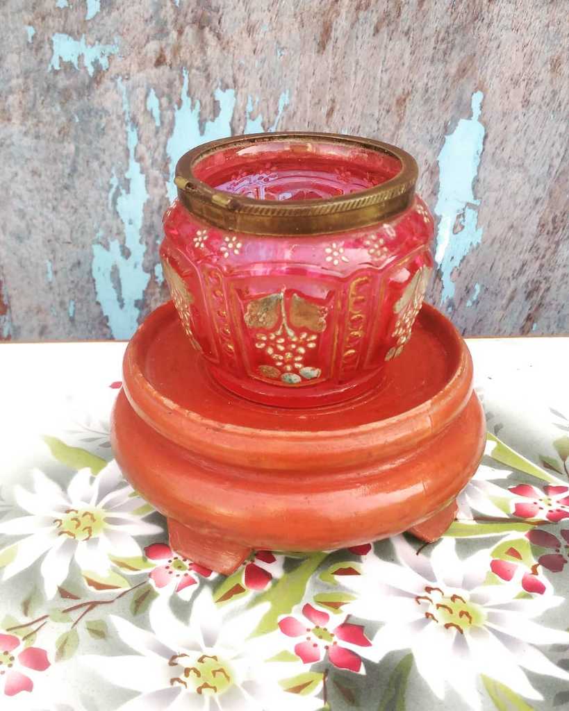 Cepuk kristal warna merah