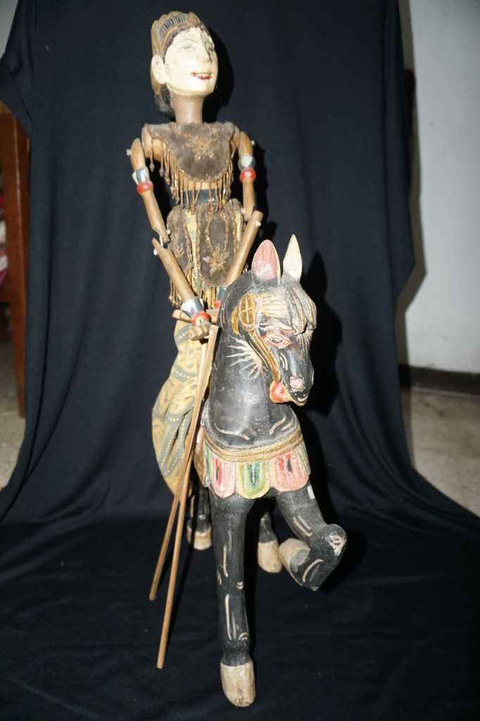 Wayang Golek Perempuan Naik Kuda