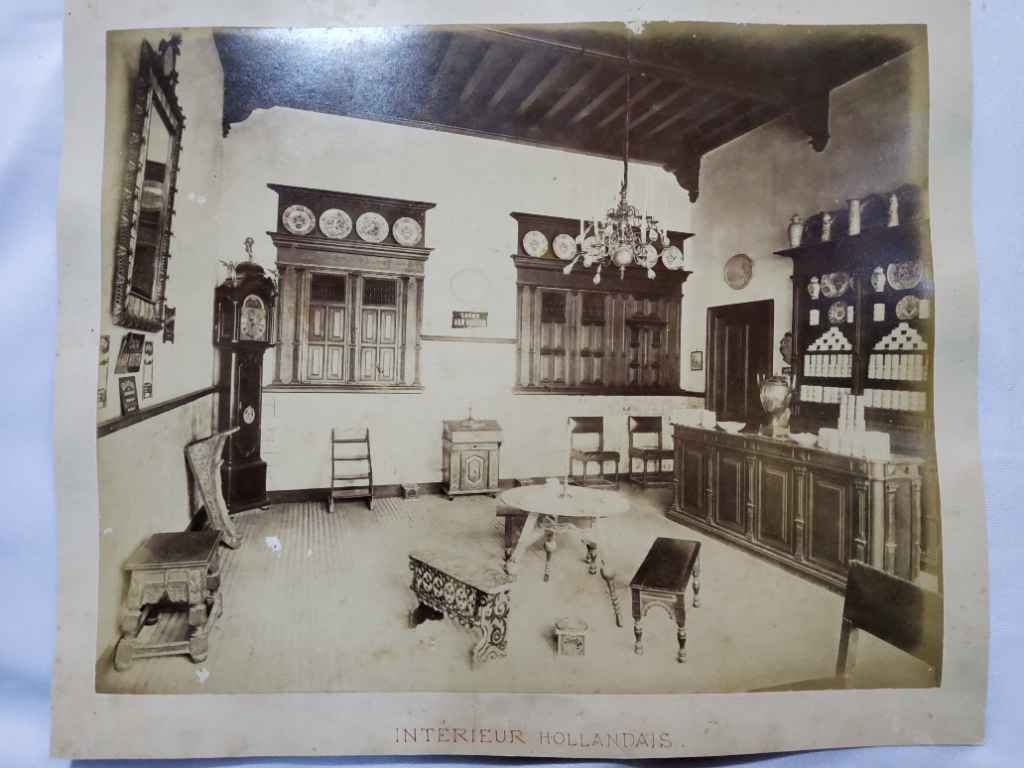 Foto Antik / Foto Kuno "dua muka" (Interieur Hollandais - Chritallerie Autrichienne); estimasi tahun 1900-an awal; ukuran 28cm x 22,5cm