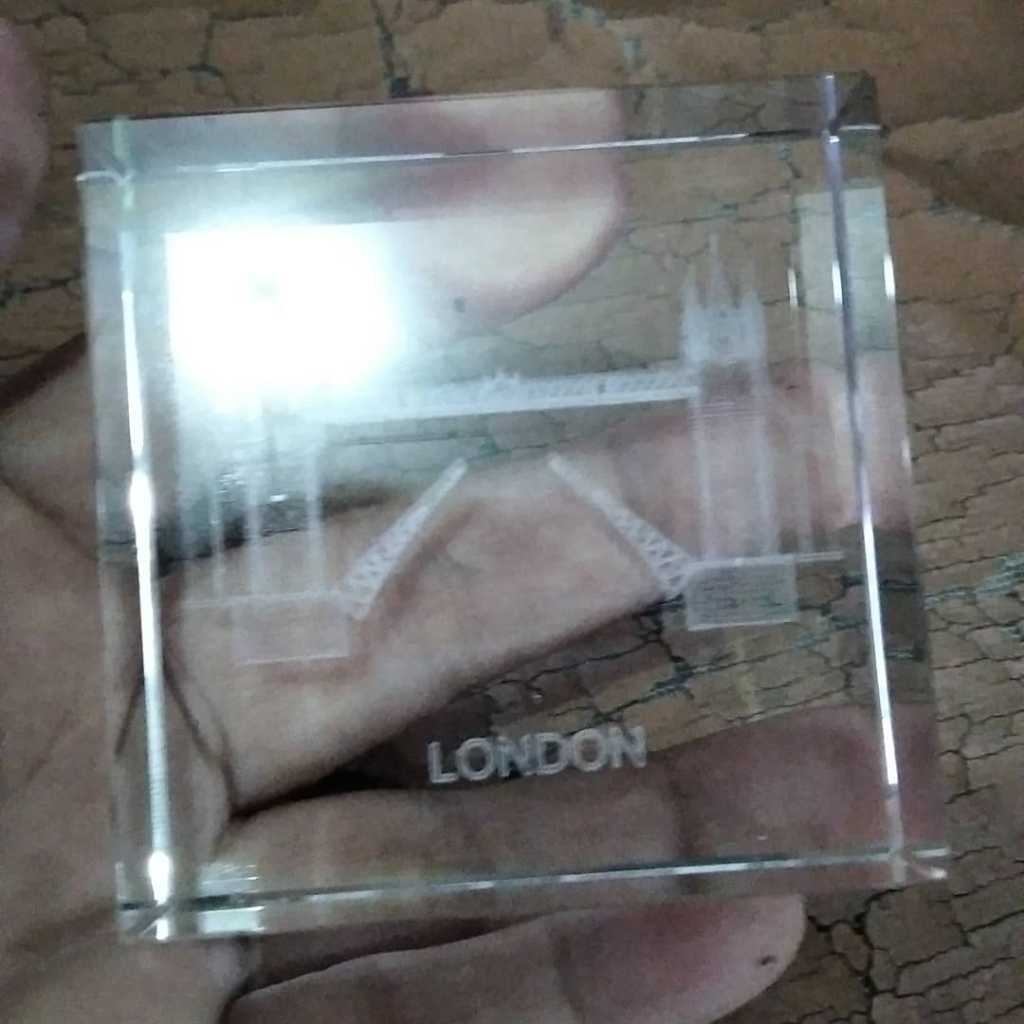 Kristal London ada box nya ukuran 6 x 6 cm