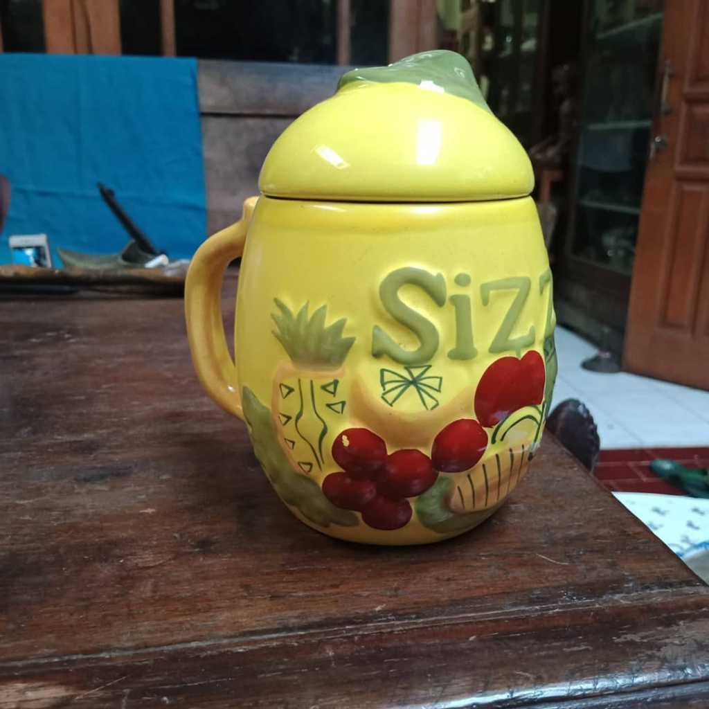 Gelas mug plus Tutup.kondisi utuh.