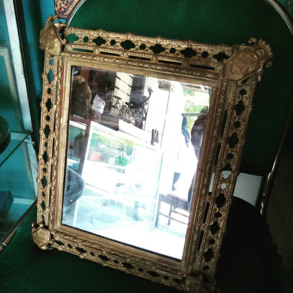 Kaca cermin , bahan logam besi ukuran 30x 25 ,berat 1 kg .