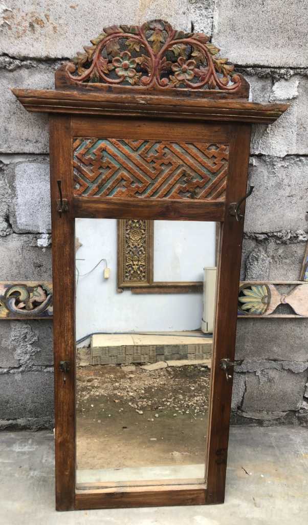 Kapstok cermin hiasan ukir