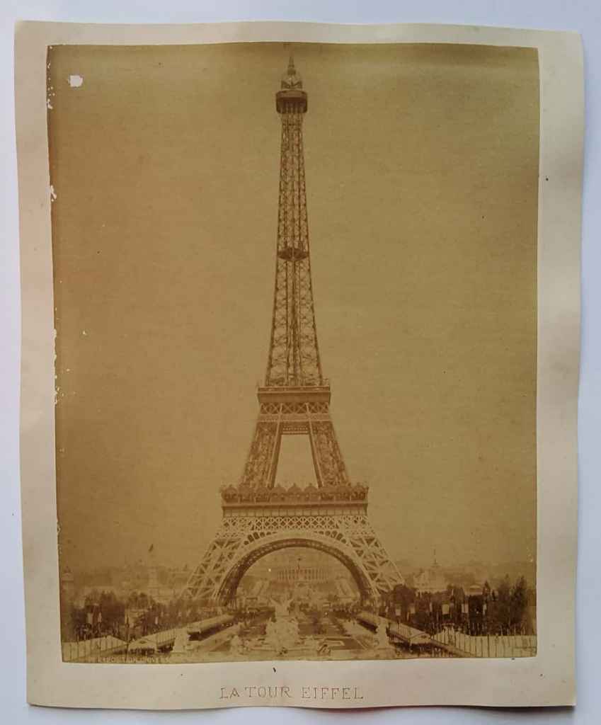Foto Antik / Foto Kuno "dua muka" (LE CHAMP DE MARS PRES DU TROCADERO - LA TOUR EIFFEL); estimasi tahun 1900-an awal; ukuran 28cm x 22cm  (MKD 0007)