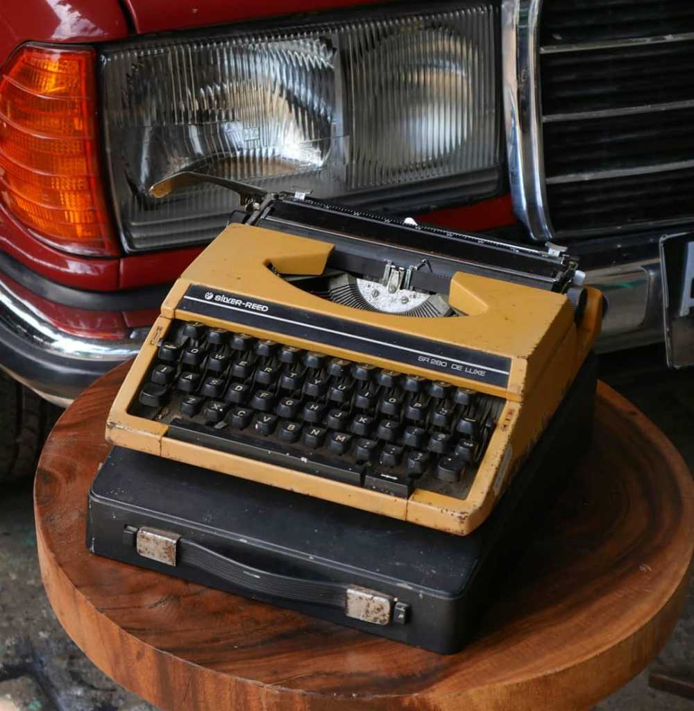 Mesin Ketik Silver-Reed