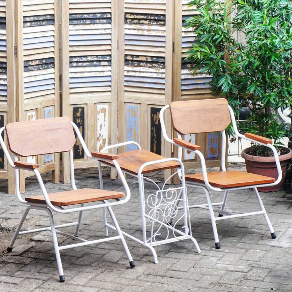 Kursi Besi Papan Kayu Set Teras