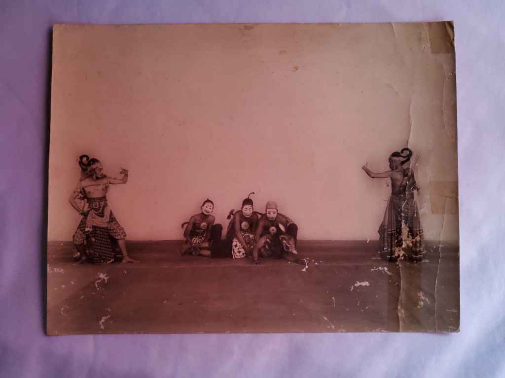 Foto Antik / Foto Kuno ; estimasi tahun 1900-an awal; ukuran 29cm x 23cm