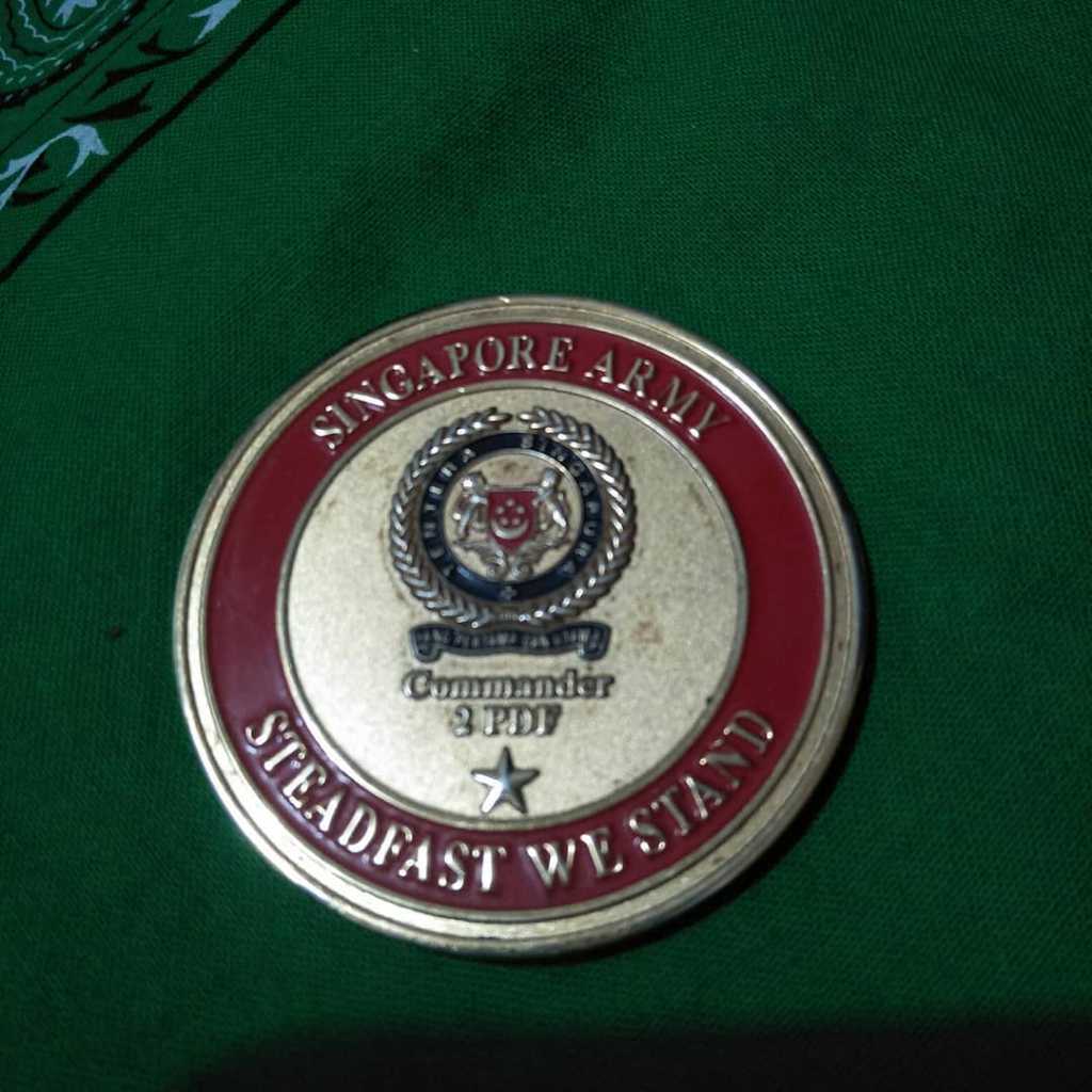 Lencana tentara singapore  berat 300 gram material logam