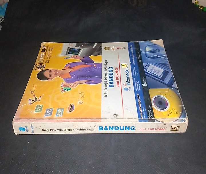 Buku Petunjuk Telepon Bandung - Juni 2005 -2006 - Ukuran BUKU JUMBO  27,8 cm x 22 cm x 2,9 cm 