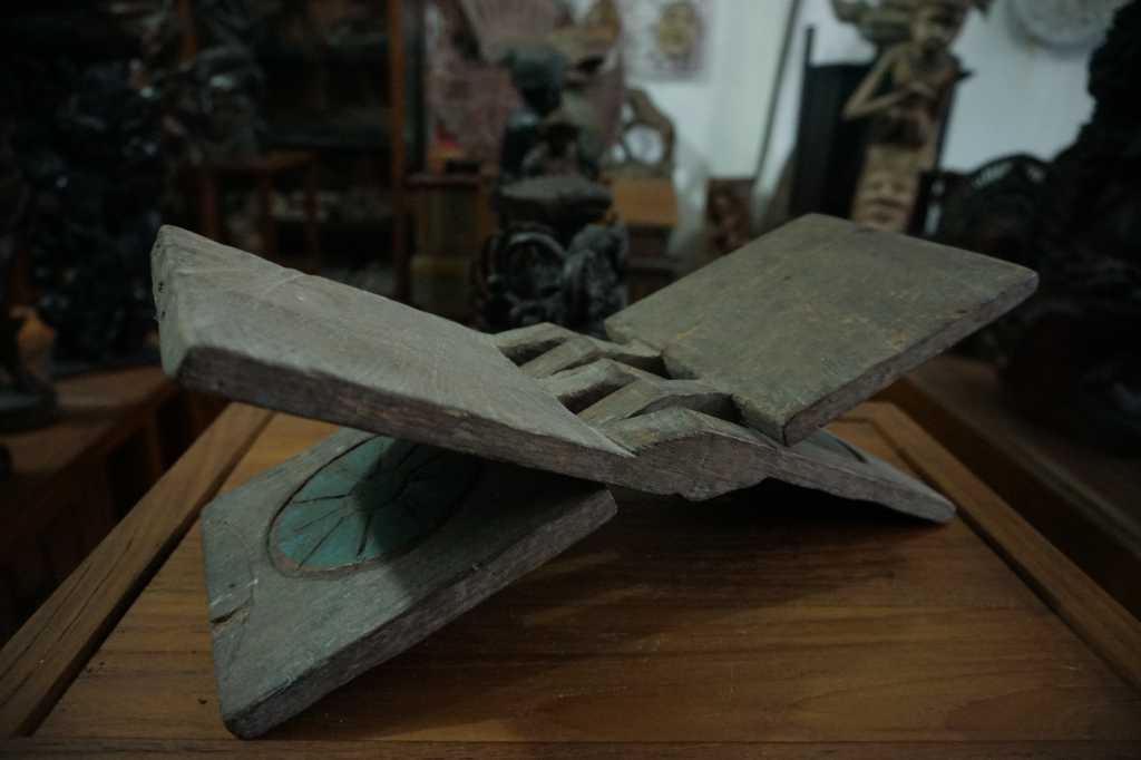 TEMPAT MUSHAB BAHAN KAYU JATI